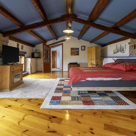 Vila Crni In Crni - Haus Fuer 6 Personen Labin  Exteriér fotografie